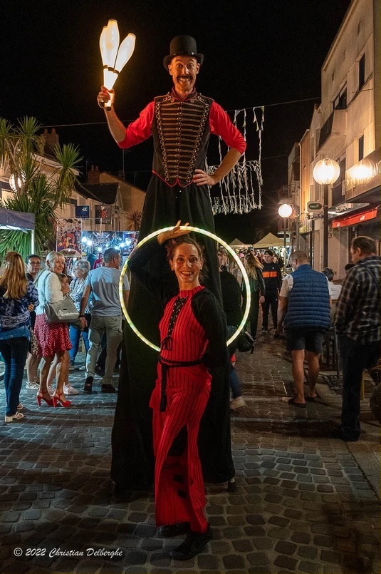notre duo en pleine animation de rue, échasses et jonglage lumineux au rendez-vous