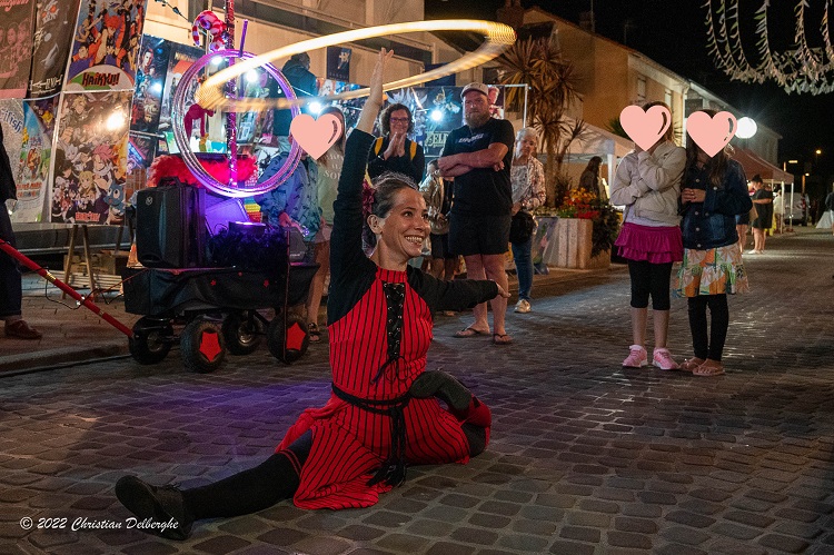 le grand écart, cela semble facile pour notre artiste