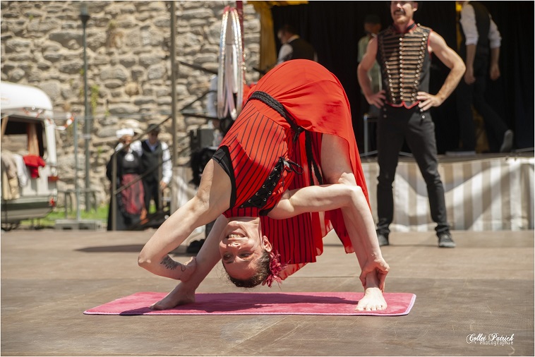 Pandora souriante en pleine contorsion