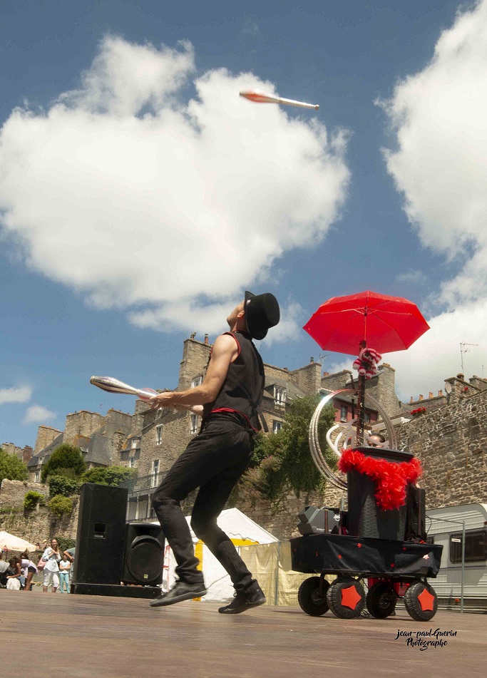 des massues, haut dans le ciel