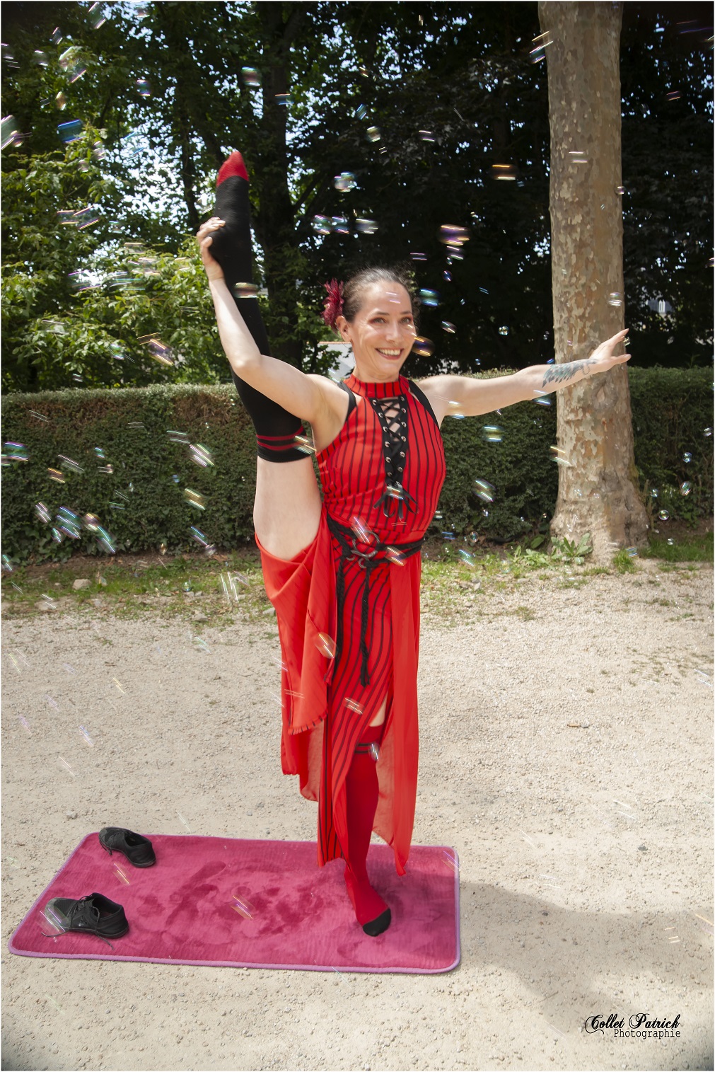 Pandora et sa souplesse, dans un nuage de bulles