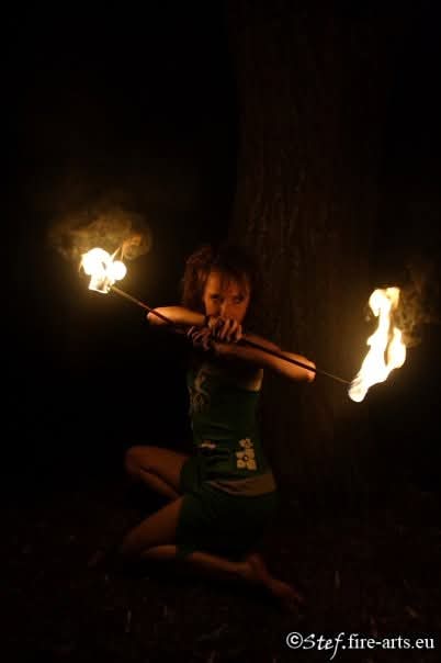 jonglerie de feu pour une animation Halloween nocturne en Bretagne