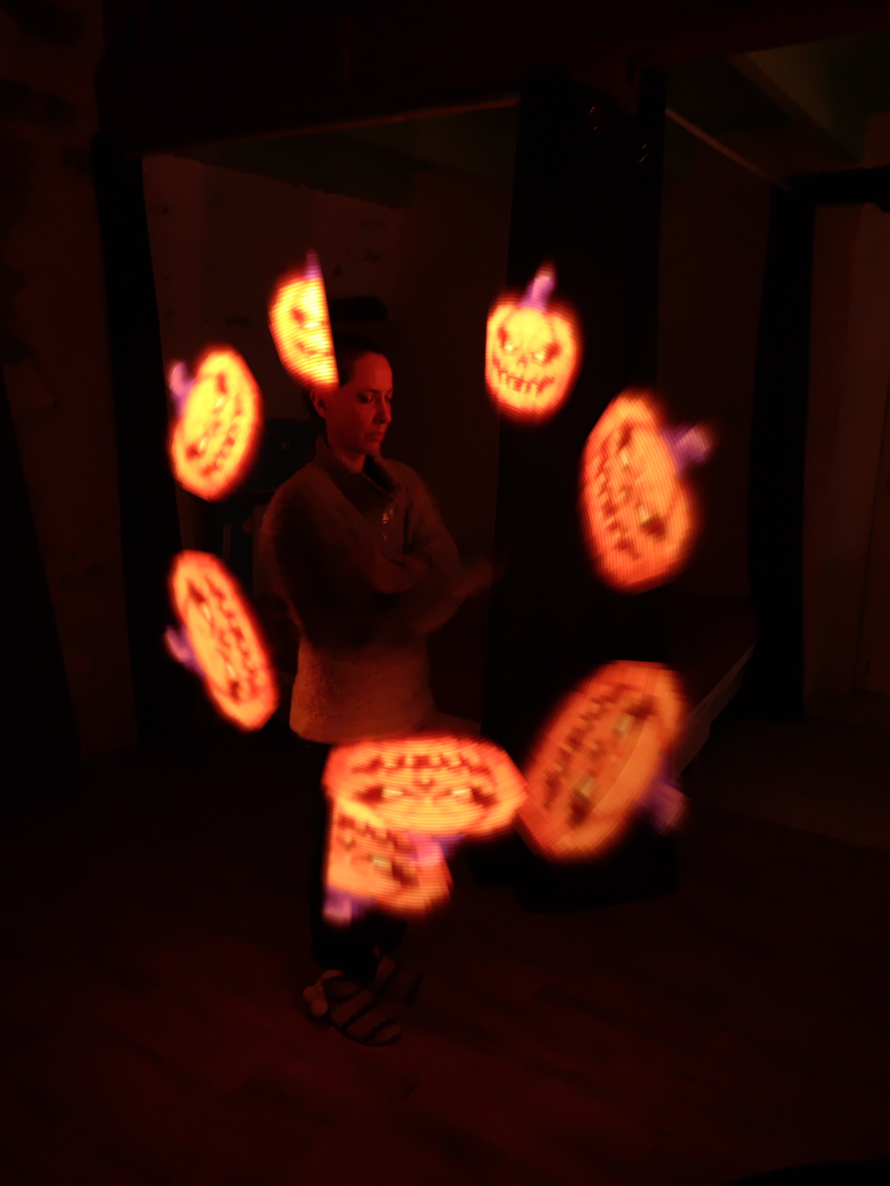 jonglerie lumineuse LED pendant la nuit d'Halloween, un spectacle magique