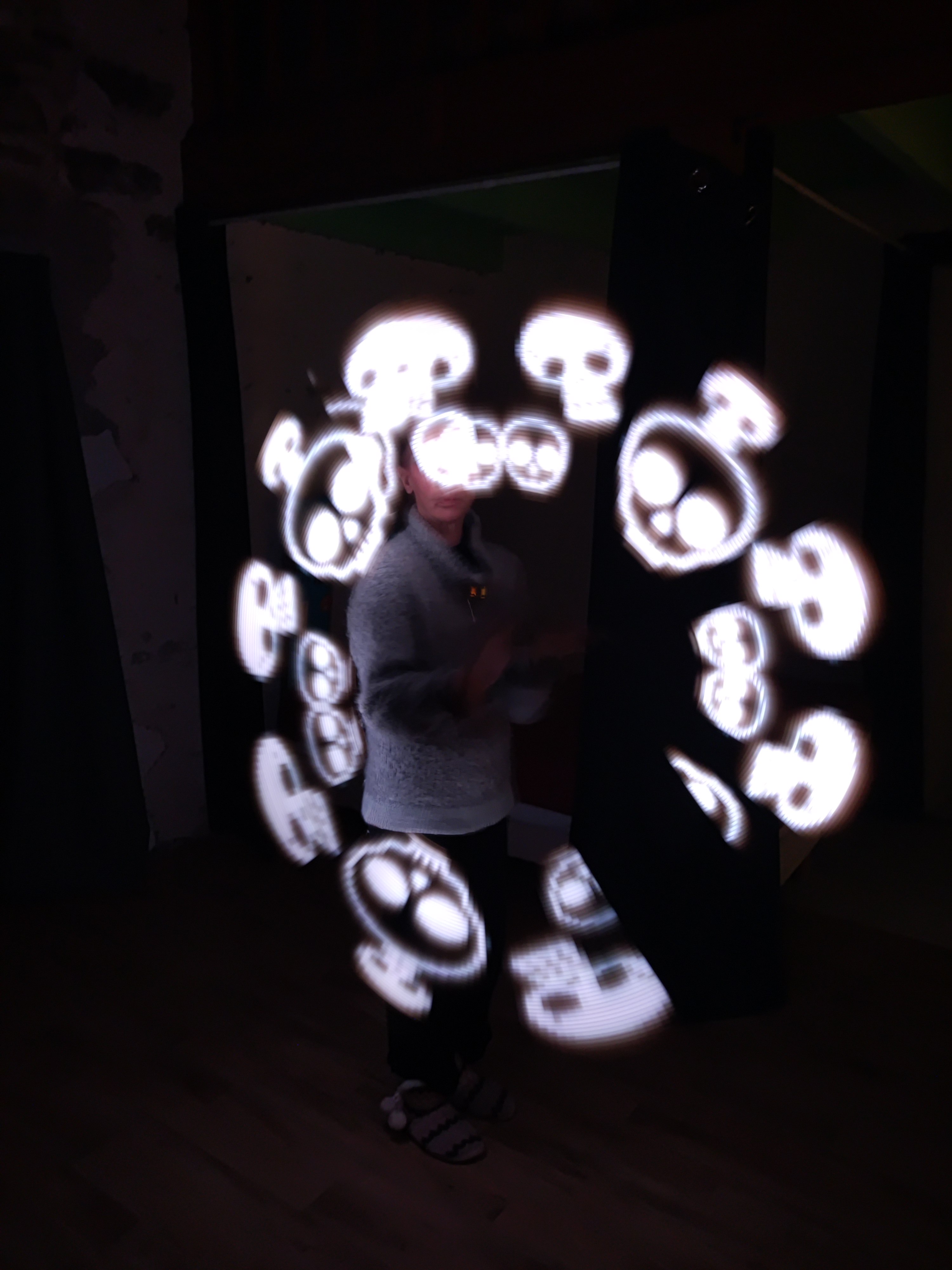 spectacle de jonglerie lumineuse pour vos événements d'Halloween en intérieur