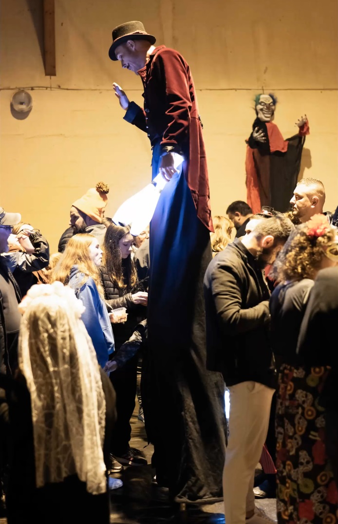 Notre échassier en costume d'Halloween surprend le public de la randonnée de Bohal